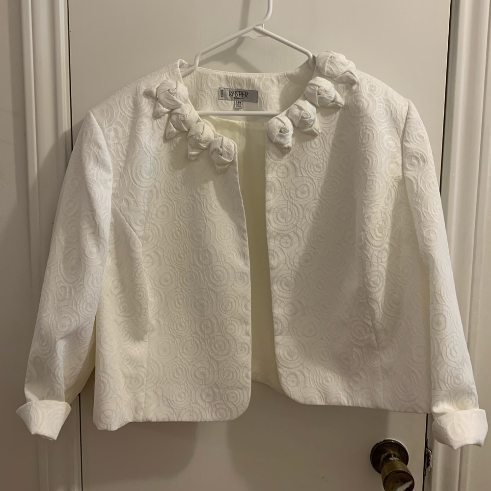 Kasper suit jacket, winter white, great texture and rose detail, NWT 24W
